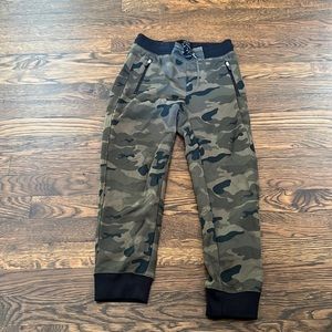 Boys green camouflage jogger pant old navy size 8